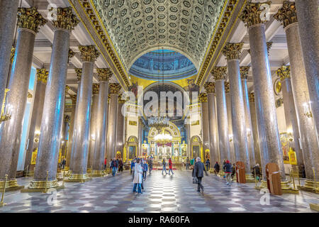 Sankt Petersburg, Russland - 8. Juni 2018 - große Gruppe von Menschen Futter in einer orthodoxen Kirche in Sankt Petersburg in Russland Stockfoto