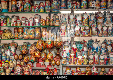 Sankt Petersburg, Russland - 8. Juni 2018 - eine Straße Shop jede Menge Souvenirs in Sankt Petersburg in Russland Stockfoto