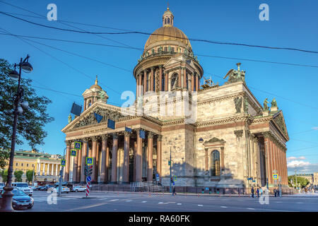 Sankt Petersburg, Russland - 8. Juni 2018 - Die St. Isaak Kathedrale in einem späten Nachmittag mit Kabel-Zeilen davor in Russland Stockfoto