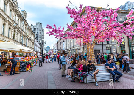 Moskau, Russland - 8. Juni 2018 - große Gruppe von Menschen, die Spaß haben in einem eingerichteten Platz mit Restaurant in Moskau in Russland Stockfoto