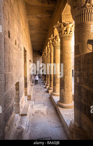 Abu Simbel, Ägypten - Nov 9 2018 - Touristen, die in den inneren Bereich, in den Tempel von Abu Simbel in Ägypten Stockfoto