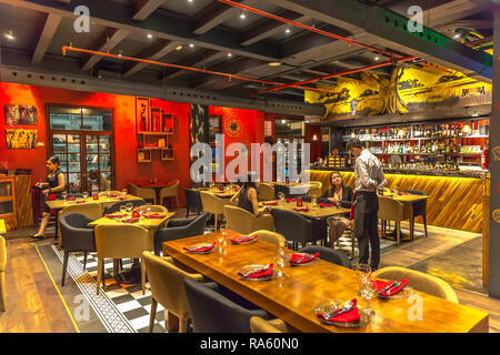 Panama City, Panama - Mar 10 2018-Tourist mit Abendessen in ein schickes und modernes Restaurant in der Casco Viejo, in Panama City in Panama. Stockfoto