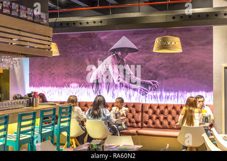 Panama City, Panama - Mar 10 2018-Tourist mit Abendessen in ein schickes und modernes Restaurant in der Casco Viejo, in Panama City in Panama. Stockfoto