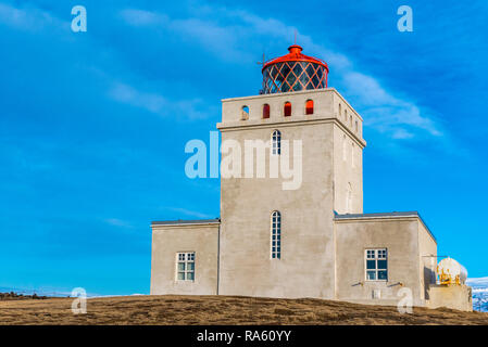 Die dyrholaey Leuchtturm ragt über die Landschaft rund um es in Island Stockfoto