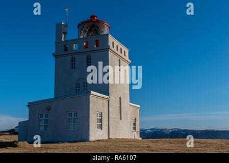 Die dyrholaey Leuchtturm ragt über die Landschaft rund um es in Island Stockfoto