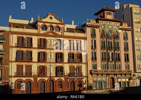 Fassade eines kunstvollen Apartment Gebäude in maurisch inspirierten Stil an einem sonnigen Tag in Malaga Stockfoto