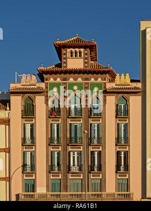 Eine reich verzierte Fassade Mehrfamilienhaus in maurisch inspirierten Stil an einem sonnigen Tag in Malaga Stockfoto