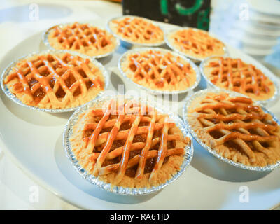 Bäckerei arbeiten Ananaskuchen oder Apfelkuchen frisch gebacken aus dem Ofen Stockfoto