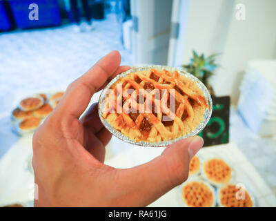 Hand Ananaskuchen, Bäckerei arbeiten Ananaskuchen oder Apfelkuchen frisch gebacken aus dem Ofen Stockfoto