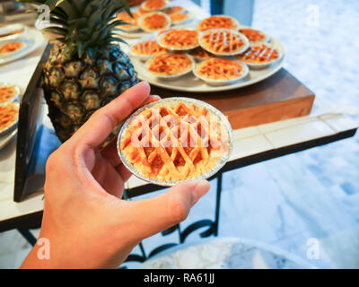 Hand Ananaskuchen, Bäckerei arbeiten Ananaskuchen oder Apfelkuchen frisch gebacken aus dem Ofen Stockfoto