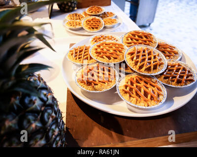 Bäckerei arbeiten Ananaskuchen oder Apfelkuchen frisch gebacken aus dem Ofen Stockfoto