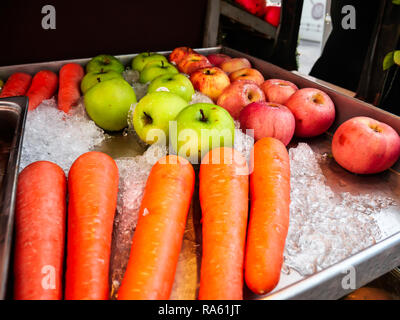 Karotten, äpfel, grüne Äpfel auf Obst Eis, die auf dem Markt verkauft werden. Stockfoto