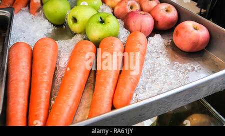 Karotten, äpfel, grüne Äpfel auf Obst Eis, die auf dem Markt verkauft werden. Stockfoto