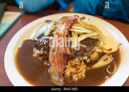 Im Hawaiianischen Stil Hamburger Steak mit Sahne Quelle Stockfoto