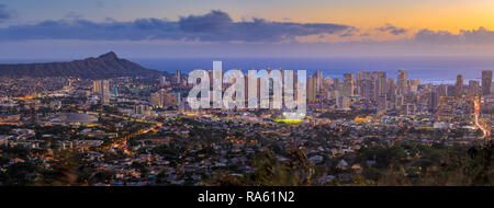 Panoramablick auf die Stadt Honolulu, Waikiki und Diamond Head von Tantalus Suche - Bild Stockfoto