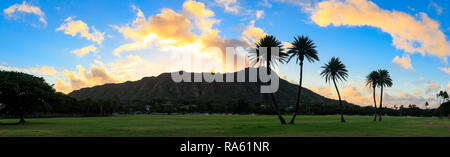 Das Diamond Head State Monument bei Sonnenaufgang, Oahu, Hawaii - Panorama Bild Stockfoto