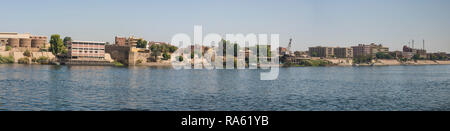 Blick über den großen Fluss Nil in Ägypten der industriellen Wasser im vorderen Bereich mit Kran und Steg Stockfoto