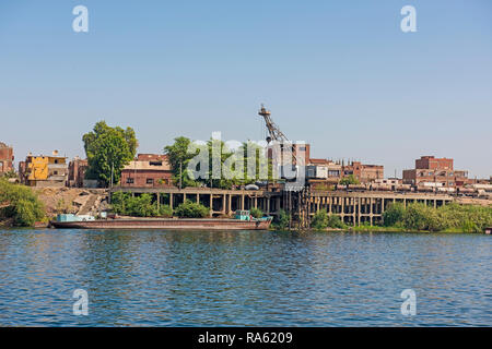 Blick über den großen Fluss Nil in Ägypten der industriellen Wasser im vorderen Bereich mit Kran und Steg Stockfoto