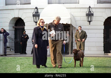 Foto von Präsident William Jefferson Clinton und First Lady Hillary Rodham Clinton mit Freund der Hund auf dem Weg zur Marine One Stockfoto