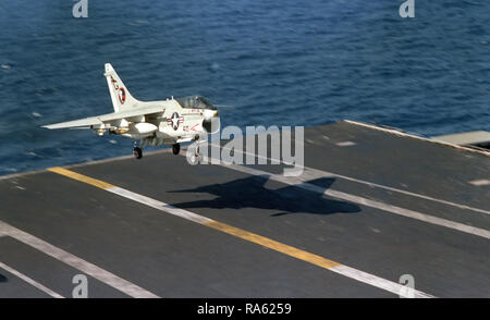 1978 - ein Angriff Squadron 12 (VA-12) A-7E Corsair II Flugzeuge landet an Bord des Atom-Flugzeugträger USS Dwight D. Eisenhower (CVN 69). Stockfoto