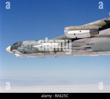 1979-A, rechts B-52 Stratofortress Flugzeugen, die eine AGM-109 Tomahawk Cruise Missile - ins Leben gerufen. Stockfoto