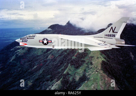 1973 - Ein Luft-zu-Luft Ansicht von der linken Seite aus einem leichten Fotografische Reconnaissance Squadron 63 (VFP-63) RF-8 G Crusader Flugzeuge. Stockfoto