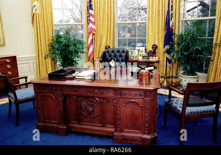 1/7/1994 - Foto von Socken die Katze sitzt hinter dem Präsidenten Schreibtisch im Oval Office Stockfoto