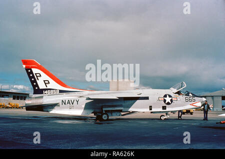 1976-A, rechts eine leichte Fotografische Reconnaissance Squadron 63 (VFP-63) RF-8 G Crusader Flugzeuge, die auf dem Flug Leitung geparkt. Das Flugzeug wurde in Bicentennial Thema gemalt worden. Stockfoto