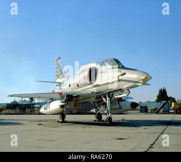 1978 - eine Ansicht von rechts vorne auf einer Marine A-4M Skyhawk Flugzeuge sitzen auf dem Flug. Die A-4M ist aus marinen Light Attack Squadron 331 (VMAL-331). Stockfoto