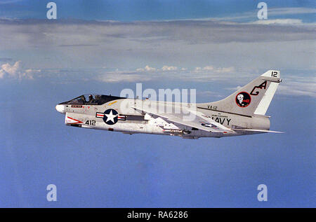 1978 - Ein Luft-zu-Luft linke Seitenansicht eines Angriffs Squadron 12 (VA-12) A-7E Corsair II Flugzeuge. Stockfoto