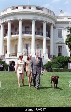 7/24/1998 Foto von Präsident William Jefferson Clinton, First Lady Hillary Rodham Clinton, Chelsea Clinton, und Freund der Hund zu Fuß auf den South Lawn Stockfoto