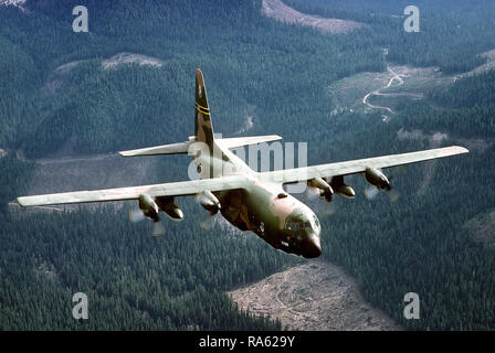 1978 - Ein Luft-zu-Luft-Ansicht von rechts vorne auf der 36th Tactical Airlift Squadron C-130E Hercules Flugzeuge. Stockfoto