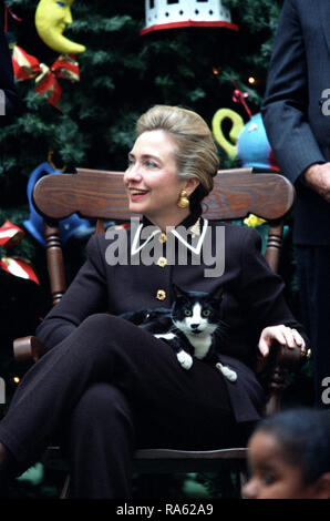 12/13/1995 - Foto von First Lady Hillary Rodham Clinton und Socken die Katze Stockfoto