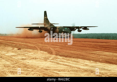 1979 - C-123 Provider Flugzeug landet auf einem weder Start- und Landebahn während der Übung VOLANT RODEO' 79. Stockfoto