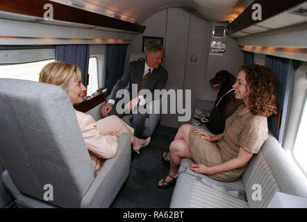 7/24/1998 Foto von Präsident William Jefferson Clinton, First Lady Hillary Rodham Clinton, Chelsea Clinton, und Freund der Hund sitzt in Marine One Stockfoto