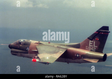 1979 - Ein Luft-zu-Ansicht von der linken Seite der A-7E Corsair II Flugzeuge, bewaffnet mit einer AGM-65W Maverick. Stockfoto