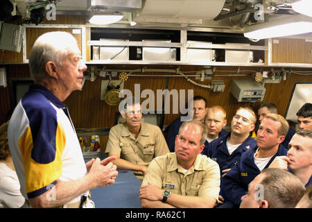 2005 - Der ehemalige US-Präsident James Carter Adressen die Crew an Bord seinem Namensvetter Schiff, das Meer Wolf Klasse Angriffs-U-Boot USS Jimmy Carter (SSN 23) Chaos der Besatzung. Präsident Carter und seiner Frau Rosalynn, verbrachten die Nacht an Bord des U-Boots, touring das Schiff und Treffen mit Besatzungsmitglieder. Die USS Jimmy Carter ist die dritte in Sea Wolf Klasse Angriffs-U-Boot. Stockfoto