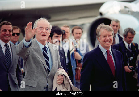 1977 - Präsident Jimmy Carter und Senator Hubert H. Humphrey, Demokrat, Minnesota, zu Fuß auf einem Hubschrauber nach an der Basis ankommen. Vizepräsident Walter Mondale ist im Hintergrund. Stockfoto
