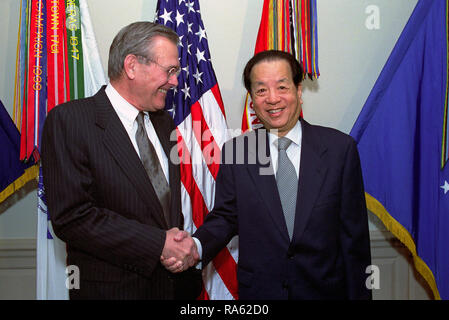 Der Herr Abgeordnete Donald H. Rumsfeld (links), US-Verteidigungsminister, posiert für ein Foto mit Qian Qichen, stellvertretender Ministerpräsident der Volksrepublik China, im Pentagon, Washington, D.C., Jan. 22, 2001. Stockfoto