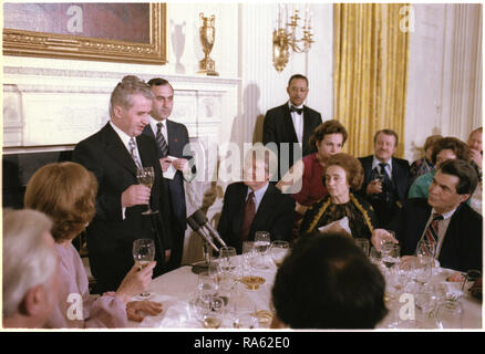 Jimmy Carter und Rosalynn Carter Aufnahmestaat Abendessen für den Präsidenten von Rumänien, Nicolae Ceausescu, 12. April 1978 Stockfoto