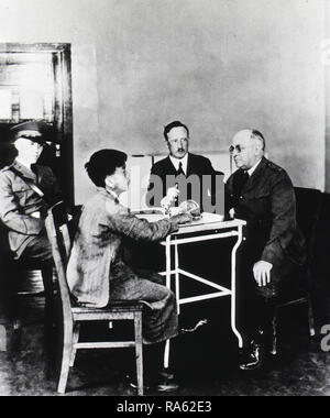 Testen einer asiatischen Einwanderer an der Immigration Station auf Angel Island, San Francisco, Kalifornien Ca. 1931 Stockfoto