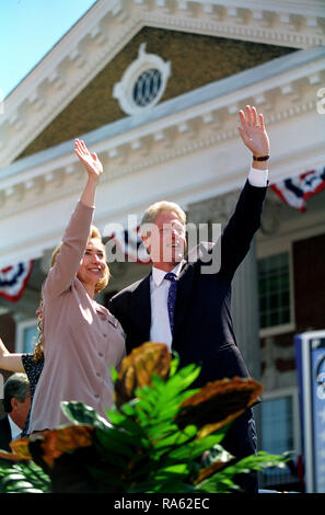 8/25/1996 - Foto von Präsident William Jefferson Clinton und First Lady Hillary Rodham Clinton an der Huntington Zugfahrt Kick-Off-Veranstaltung Stockfoto