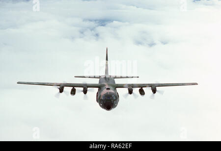 1978 - Ein Luft-zu-Luft Vorderansicht eines 36th Tactical Airlift Squadron C-130E Hercules Flugzeuge. Stockfoto