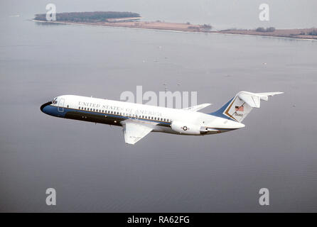 1979 - Ein Luft-zu-Luft linke Seitenansicht einer 89th Military Airlift Wing C-9 C Nachtigall des Präsidenten und des Kongresses unterstützen. Stockfoto