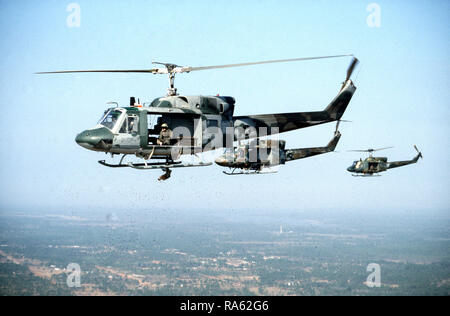 1979 - Eine Ansicht von der linken Seite von Drei 20 Special Operations Squadron UH-1N Iroquois Hubschrauber Teilnahme an Übung J-Haken in die Luft. Stockfoto