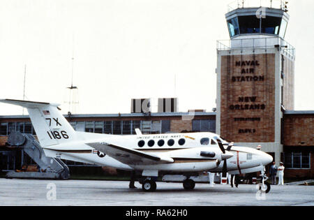 1979 - eine Ansicht von der rechten Seite eines UC-12B Transportflugzeuge vor der Air Station Operationen Gebäude geparkt. Das Flugzeug wurde vor Kurzem mit der Marine in Dienst gestellt. Stockfoto