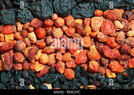 Gesundes Essen. Hintergrund von getrockneten Früchten. Zeilen von getrockneten Aprikosen, Birnen, Rosinen, Äpfel, Pflaumen Stockfoto