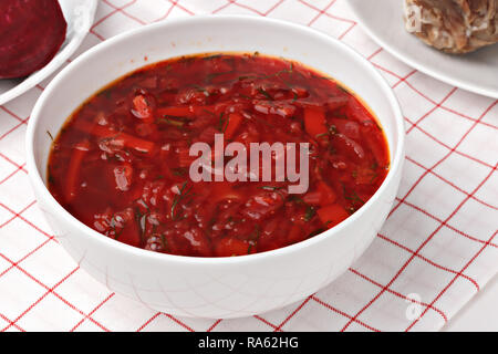 Die russischen und ukrainischen National Food - rote Rüben Suppe, Borscht. Nahaufnahme Stockfoto
