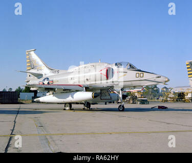 Eine Ansicht von rechts vorne auf einer Marine A-4M Skyhawk Flugzeuge sitzen auf dem Flug. Die A-4M ist aus marinen Light Attack Squadron 331 (VMAL-331). Stockfoto