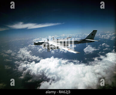 1976 - Ein Luft-zu-Luft linke Seitenansicht eines sowjetischen Tu-95 Bear Flugzeuge. Stockfoto